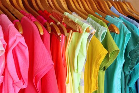 Rekomendasi Warna Warna Trendy Dan Stylish Pakaian 2021 Warna Baju - Warna Baju
