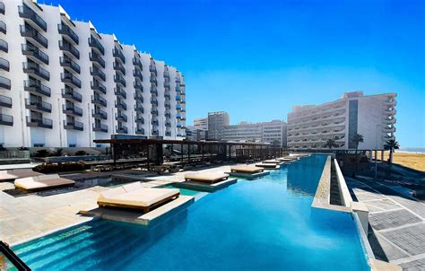 Reserva al mejor precio en Hotel Cádiz Bahía, un hotel moderno en Cádiz frente al mar