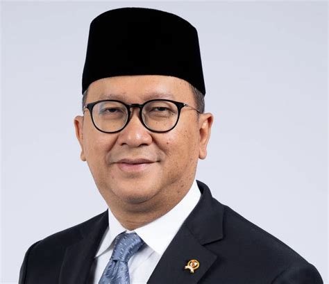 rosan roeslani biography examples