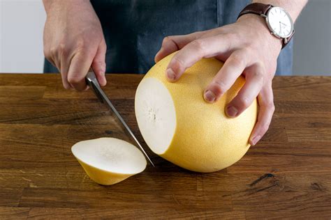 rote pomelo schälen