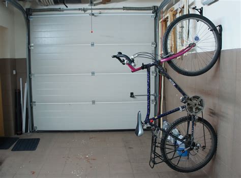 rower w garażu
