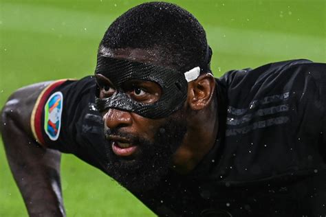 rudiger wearing mask