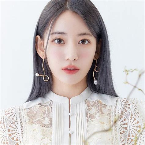 sakura lesserafim | LESSERAFIM Profile V tr cng tiu s