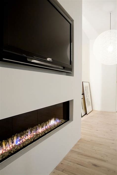 Salón pequeño con chimenea y televisión: la combinación perfecta para un ambiente acogedor