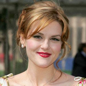 Sara Rue Nude Pictures