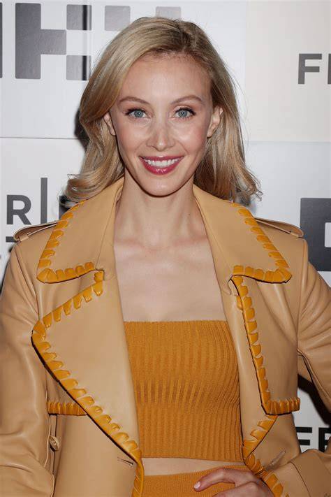 sarah gadon boosty