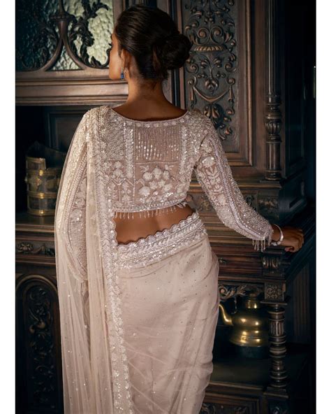 sari nude