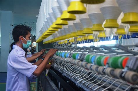 sebuah pabrik tekstil membuat dua jenis pakaian