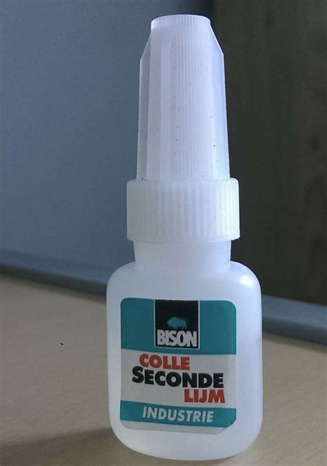 secondelijm in kleding