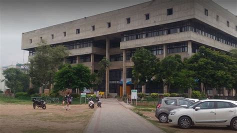 Sector 34 Library