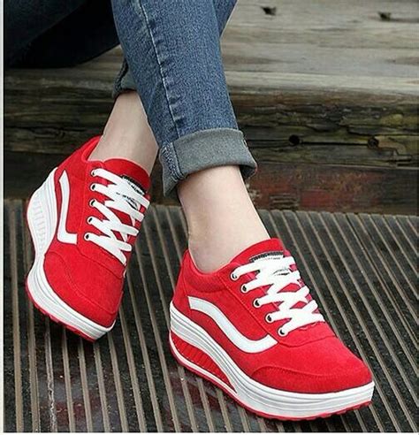 sepatu warna merah wanita