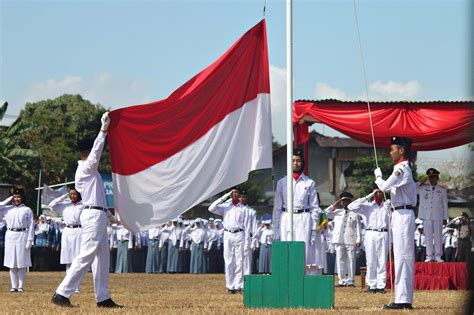 Seragam Pmr  Upacara Memperingati Hut Palang Merah Indonesia Pmi Di - Seragam Pmr