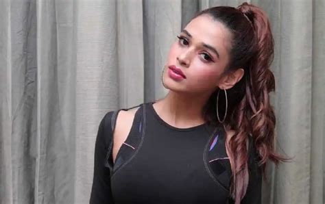 shalmali kholgade biography books