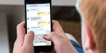 should parents read their childs text messages