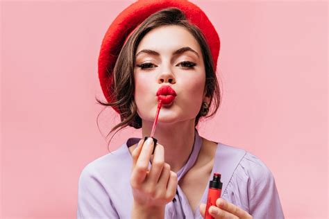 should you wear lipstick when kissing