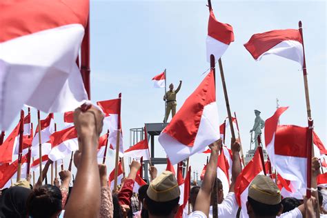 Siapa yang berhak untuk melindungi bangsa Indonesia dan berikan alasannya?