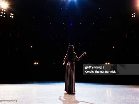 singer nude on stage