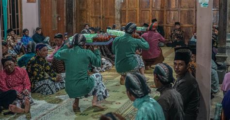 Sinoman Tradisi Jawa Yang Mempersatukan Baju Sinoman - Baju Sinoman