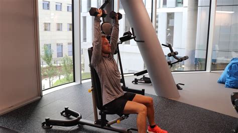 sittande hantelpress