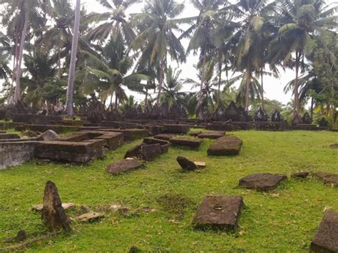 Situs Makam Makam Kuna Di Kabupaten Kuningan Bagian Makam Wali Di Kuningan Jawa Barat - Makam Wali Di Kuningan Jawa Barat