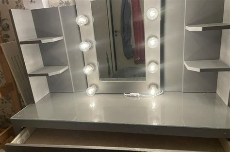 sminkbord med spegel blocket