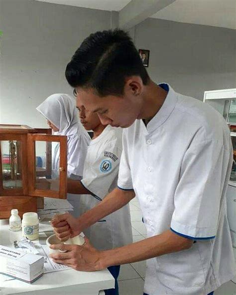 Smk Farmasi Nurul Firdaus Boarding School Berbasis Pesantren Baju Jurusan Farmasi - Baju Jurusan Farmasi