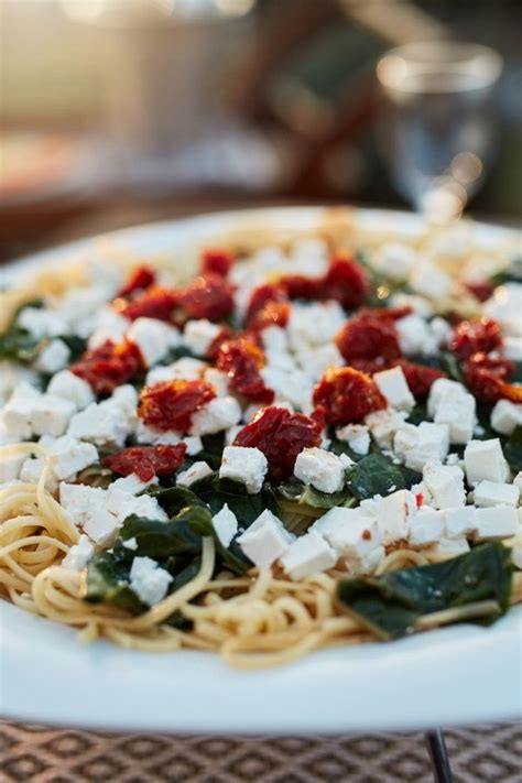 spaghetti mit spinat feta und getrockneten tomaten