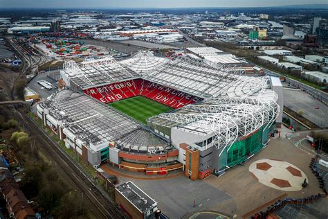 STADION MU：Manchester United, Klub Raksasa yang Tertidur - Kompasiana