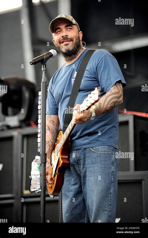 staind aaron lewis biography