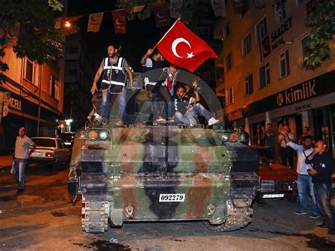 stanbul'da 15 Temmuz Darbe Girişimi gecesi, Boğaziçi Köprüsü'de birçok şehit verilmiş, Boğaziçi Köprüsü'nün ismi 15 Temmuz Şehitleri Köprüsü olarak değiştirilmişti.