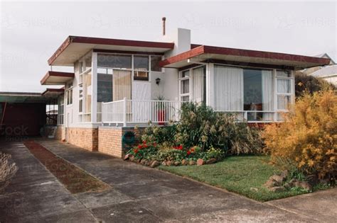 “Step back in time: Explore the charm of 1960s houses in Australia”