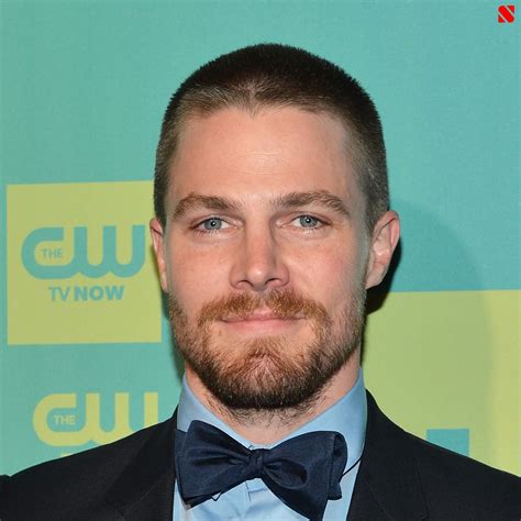stephen amell actor biography