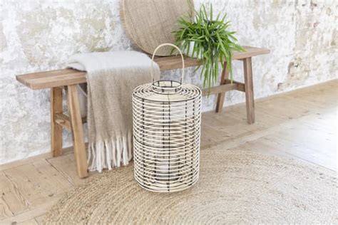 stor golvlykta inomhus