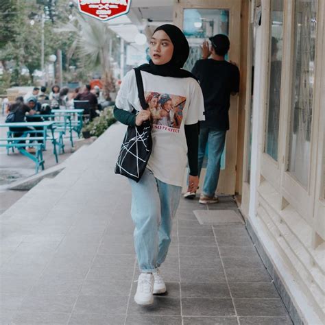 style kaos putih wanita hijab