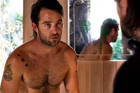 sullivan stapleton nude