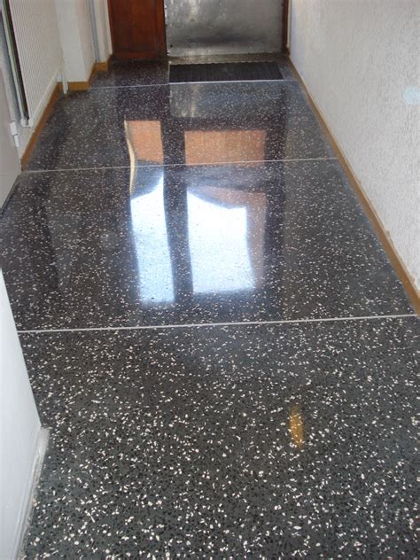 svart granitgolv