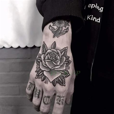 tato mawar di tangan simple
