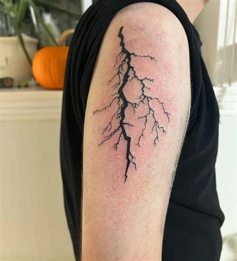 tattoo lightning Google Søgning Lightening bolt tattoo, Bolt tattoo