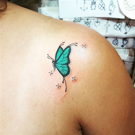 tatuagem de borboleta no ombro