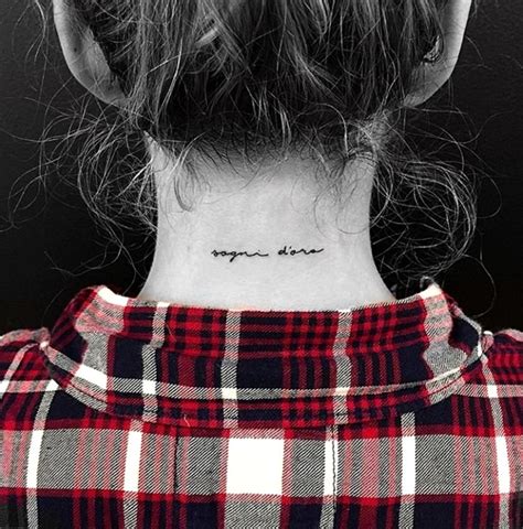 Tatuajes Pequeños en la Nuca: Inspiración y Significado