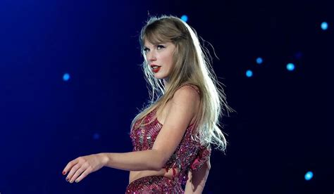 Oct 27, 2023 · Swift first unveiled the news that 1989 (Taylor