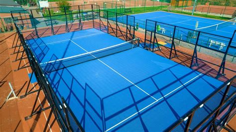 terrain de padel - Translation into English - examples French