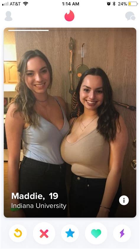 Tindertits