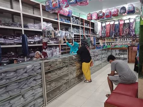 Toko Seragam Sekolah Terdekat  Toko Perlengkapan Sekolah Di Bandung Diserbu Pembeli Jelang - Toko Seragam Sekolah Terdekat