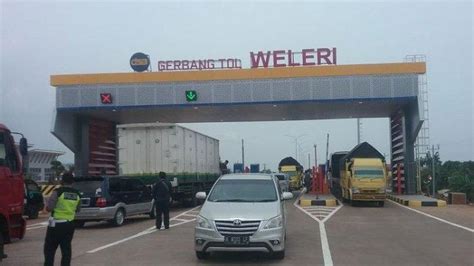 TOL WELERI - Tim Gabungan Periksa Kendaraan yang Masuk Pintu Tol Weleri