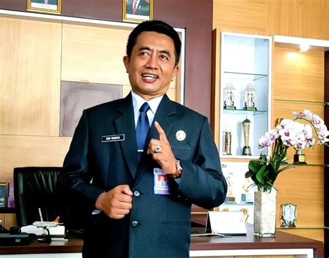Toto Warsito Kepala Sma Inspiratif Terbaik Tingkat Nasional Asal Jawa Barat - Jawa Toto