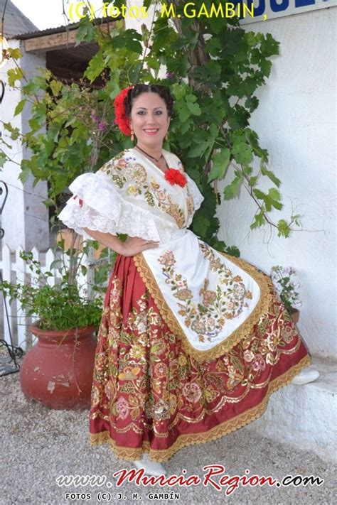 Traje Regional Murciano para Mujer: Descubre su Belleza y Tradición