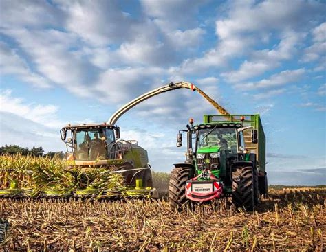 traktor mit häcksler