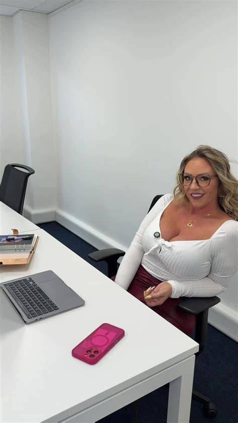 uk office mum nude