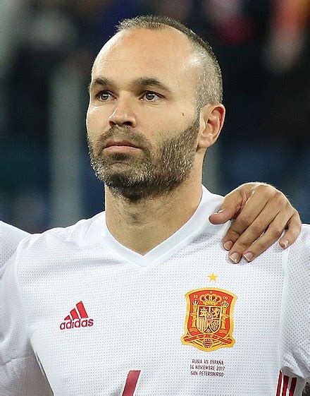 UMUR INIESTA - Berderai Air Mata, Andres Iniesta Umumkan Pensiun